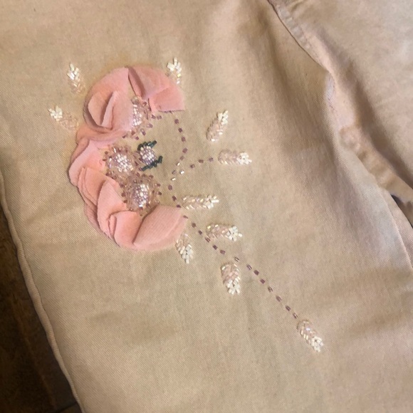 She’s size medium jeans - Picture 3 of 5